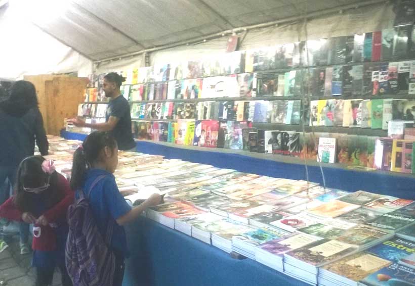 Cuentacuentos motivan a la lectura en Día Nacional del libro