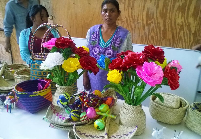 En la Mixteca de Oaxaca reviven la cultura artesanal con la palma
