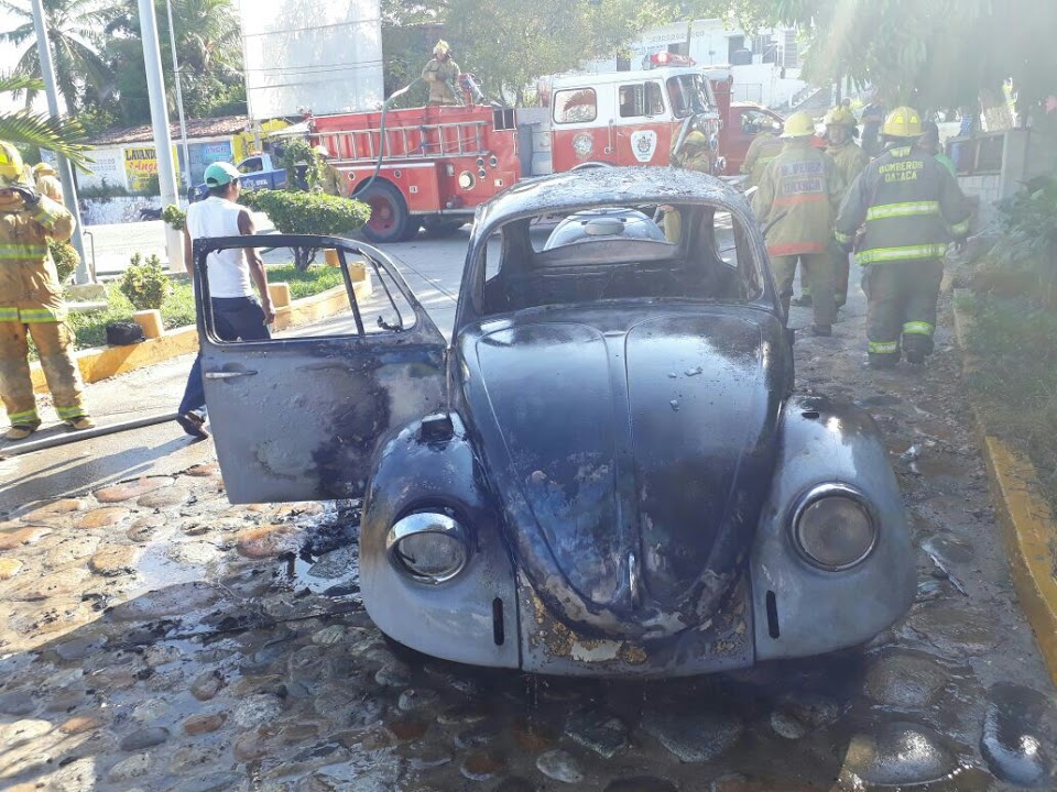 Se incendia automóvil abandonado en Oaxaca, bomberos lo apagan | El Imparcial de Oaxaca