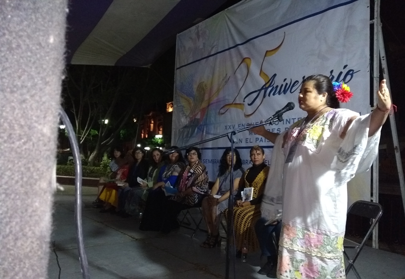 Mujeres poetas comparten el poder de la  palabra en el País de las Nubes