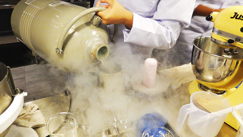 Video: Experimento con Coca-Cola casi le causa graves heridas a presentadora de TV