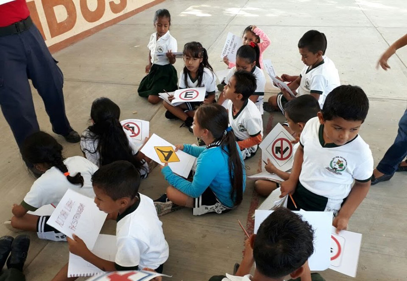 Niños de primaria reciben educación vial en Río Grande, Oaxaca