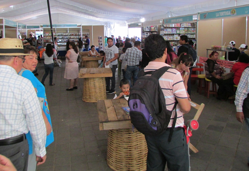 Abarrotan oaxaqueños la 37 Feria Internacional del Libro