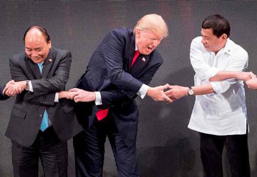 Trump pasa apuros con saludo durante cumbre en Filipinas | El Imparcial de Oaxaca