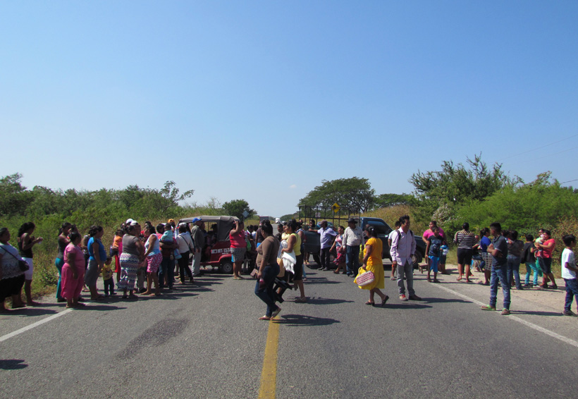 Bloquean carretera en  Juchitán, piden obras
