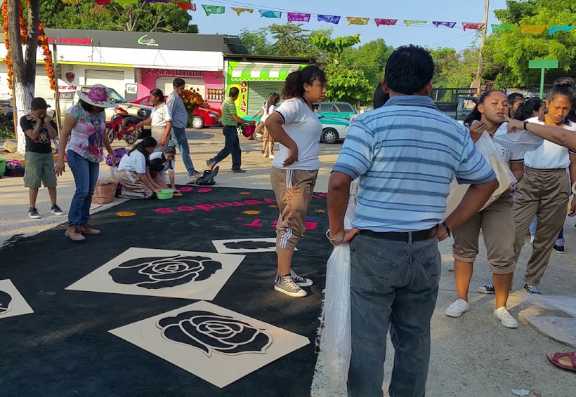 Realizan exposición de tapetes alumnos de secundaria en Puerto Escondido