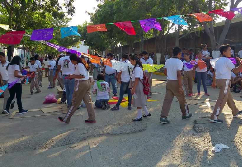 Realizan exposición de tapetes alumnos de secundaria en Puerto Escondido