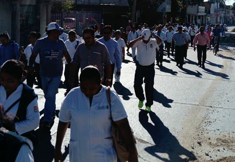 Marchan trabajadores de salud de Salina Cruz