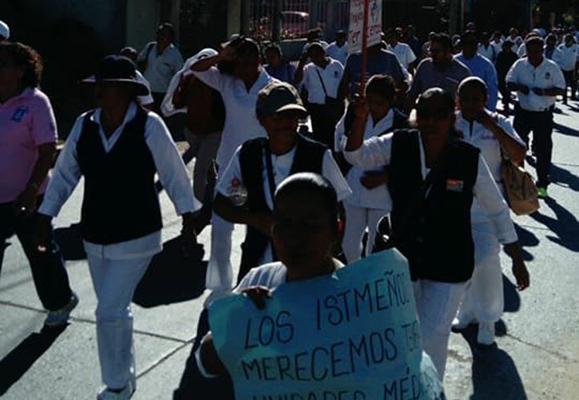 Marchan trabajadores de salud de Salina Cruz