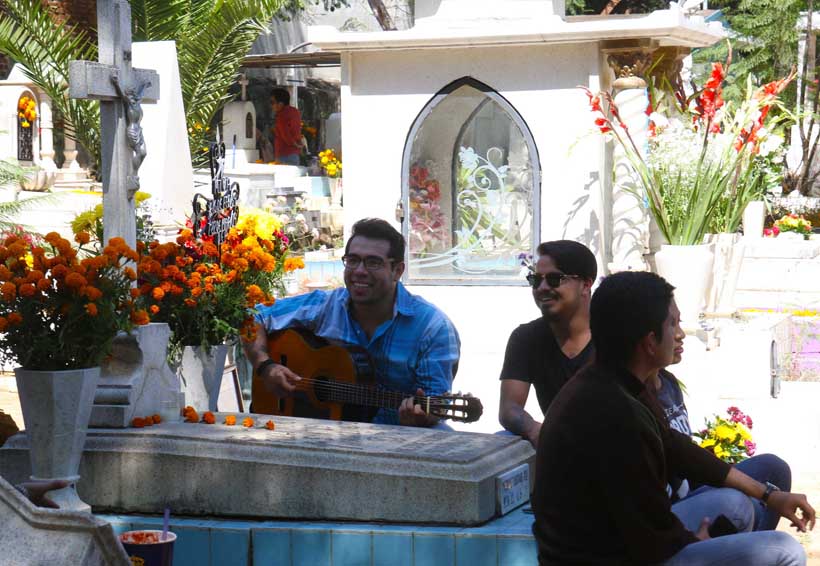 Con música y flores,  despiden a los fieles difuntos en Oaxaca | El Imparcial de Oaxaca