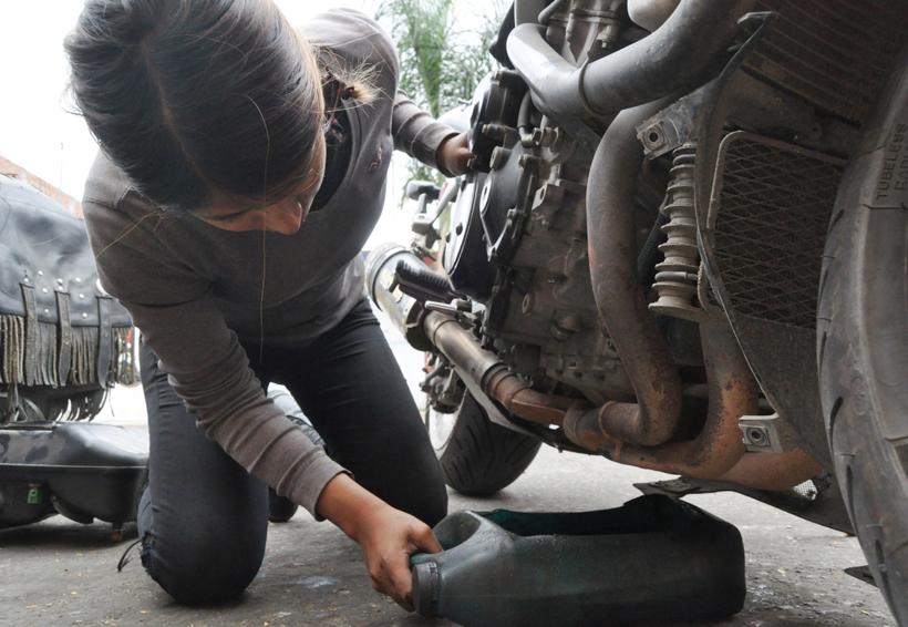 Gabriela, una mujer decidida que trabaja en un taller de motocicletas