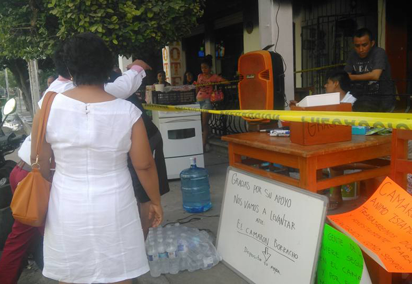 Se solidarizan vecinos con propietarios del restaurante El Camarón Borracho; fue incendiado el pasado martes