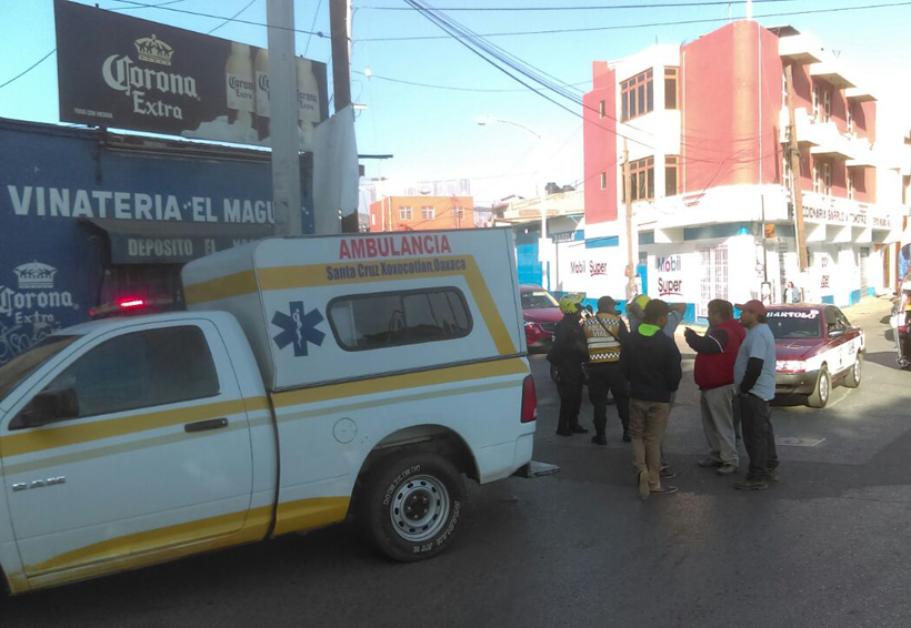 Taxista arrolla a motociclista en Símbolos Patrios, Oaxaca