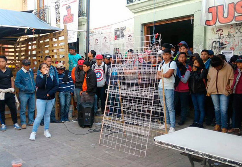 Toman normalistas edificio de la Sección 22 | El Imparcial de Oaxaca