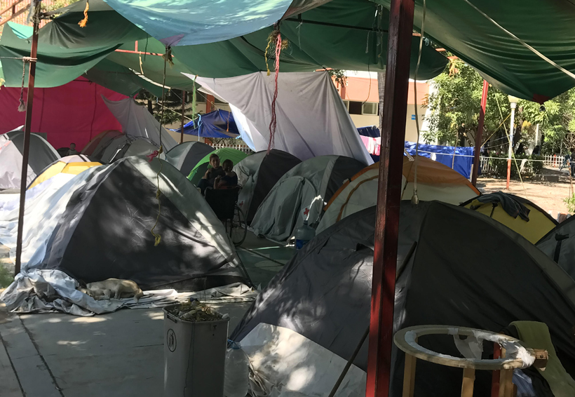Abandonan a damnificados  del albergue del ITI en Juchitán, Oaxaca