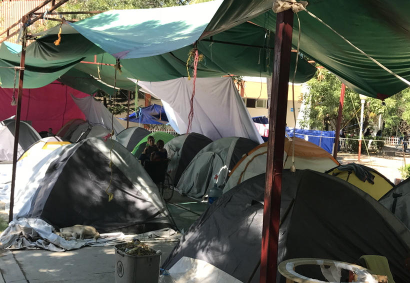 Abandonan a damnificados  del albergue del ITI en Juchitán, Oaxaca