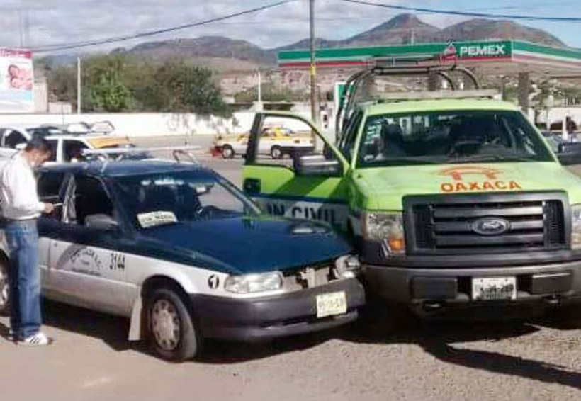 Choca taxi contra camioneta oficial en Huajuapan, Oaxaca | El Imparcial de Oaxaca