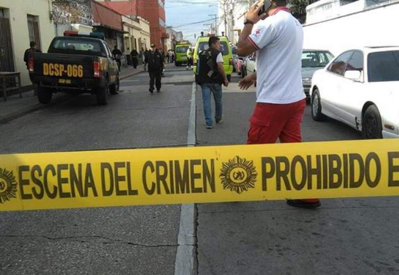 Hombre se arroja de un puente y muere al caer sobre un coche