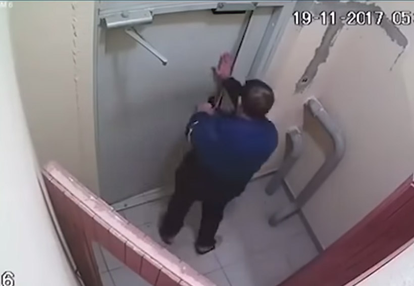 Video: Hombre en estado de ebriedad tarda tres horas tratando de abrir una puerta; se vuelve viral en redes | El Imparcial de Oaxaca