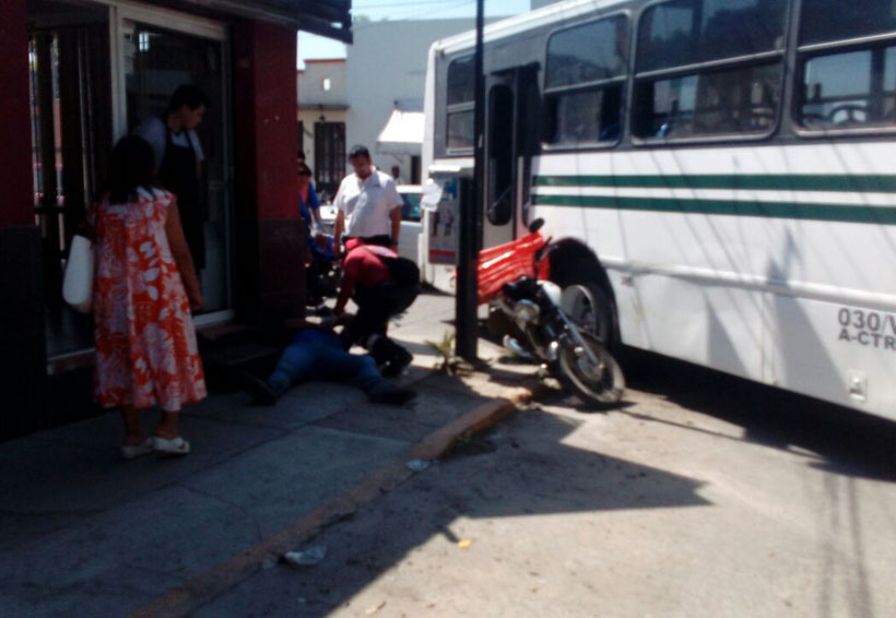 Urbano arrolla a joven motorista en el Rosario, Oaxaca