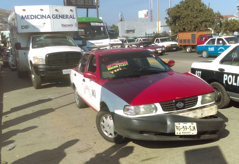 Choque entre particular y taxi foráneo provoca caos vial en Oaxaca | El Imparcial de Oaxaca