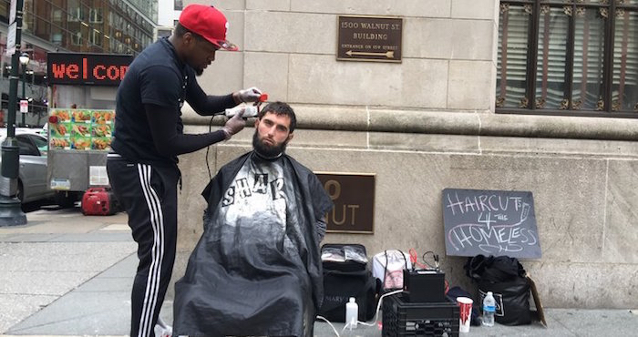 Estilista de Filadelfia realiza cortes de cabello gratis a indigentes y le obsequian una barbería | El Imparcial de Oaxaca