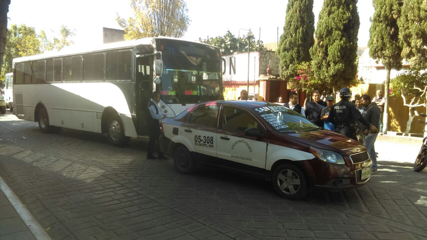 Choca taxi foráneo con urbano en centro de Oaxaca