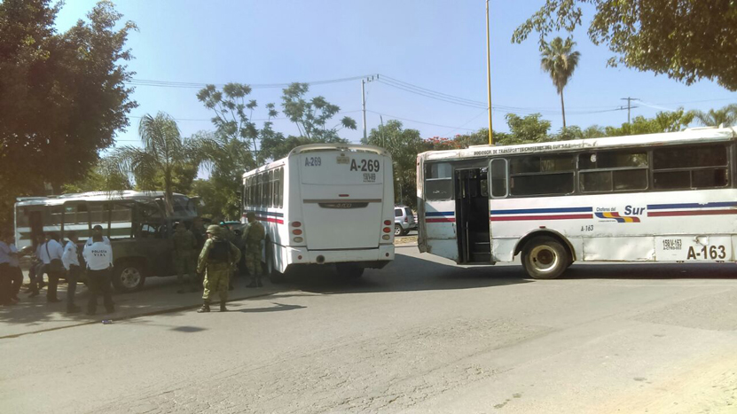 Colisionan militares en  Avenida Universidad, frente a la Plaza Oaxaca | El Imparcial de Oaxaca
