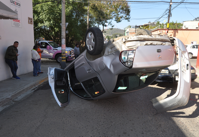 Exceso de velocidad  provoca aparatoso accidente en Jalatlaco, Oaxaca | El Imparcial de Oaxaca