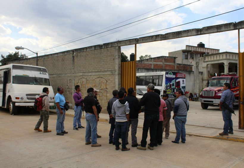Catean vivienda y hallan vehículos robados en Viguera, Oaxaca