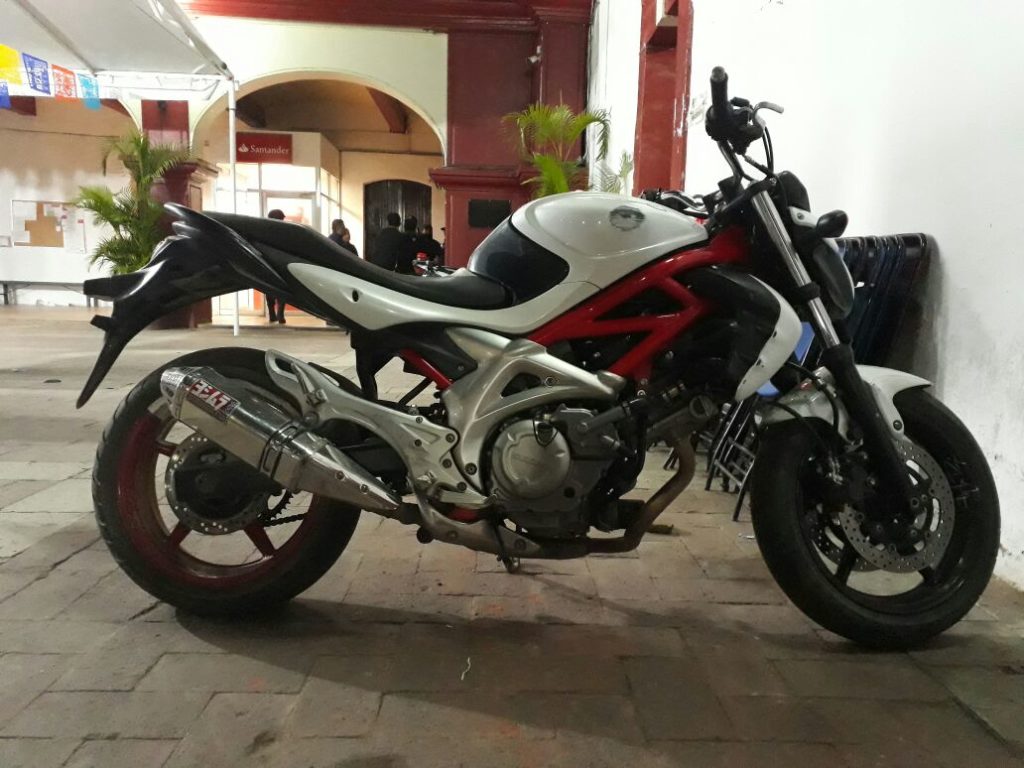 Capturados con motocicleta robada en Santa Lucía del Camino, Oaxaca