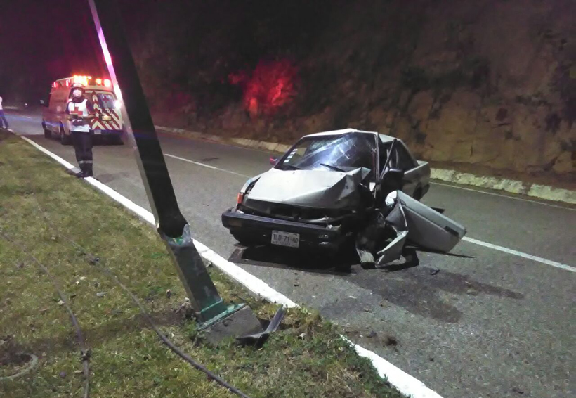 Vuelca carro en Huatulco