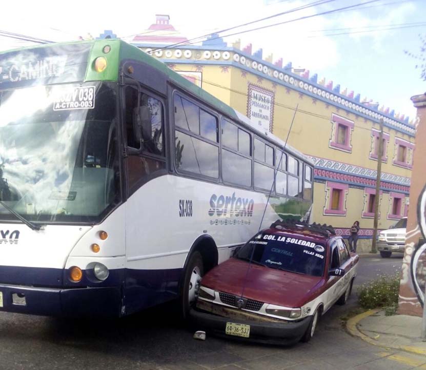 Choca taxi foráneo contra un camión urbano en Oaxaca | El Imparcial de Oaxaca