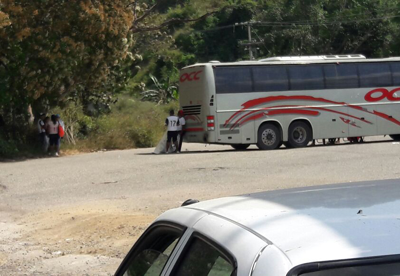 Normalistas de San Juan Cacahuatepec secuestran camión para pedir dinero
