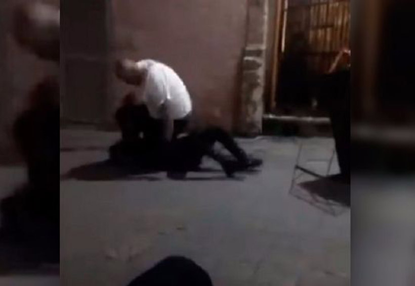 Video: Guardia de bar propina brutal golpiza a joven | El Imparcial de Oaxaca