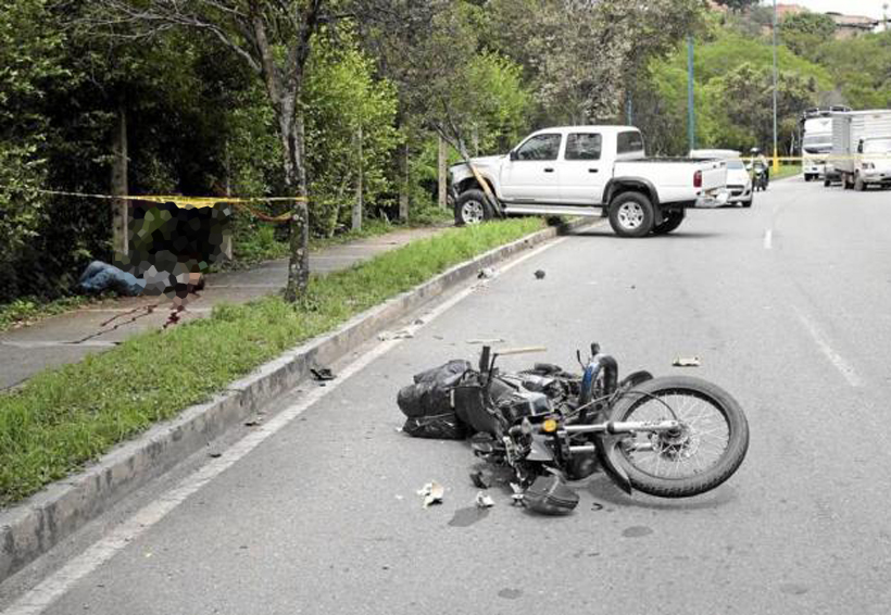 Motociclista embestido por intentar ganar el paso | El Imparcial de Oaxaca Motociclista embestido por intentar ganar el paso | El Imparcial de Oaxaca