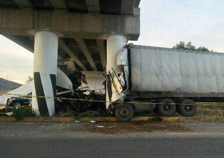 Tráiler se impacta contra puente, conductor muere prensado
