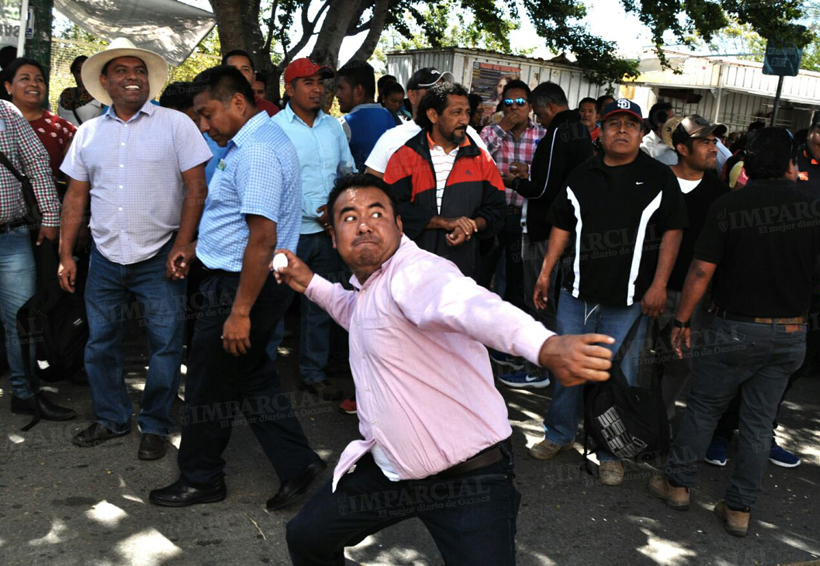 Video: A “huevazos” protestan maestros en el Congreso de Oaxaca | El Imparcial de Oaxaca