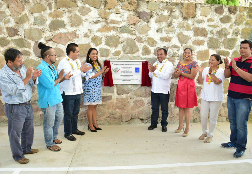 Entregan en Cuicatlán techumbre de la Plaza  Cívica de primaria | El Imparcial de Oaxaca