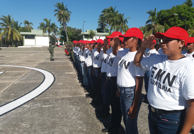 Entrega de cartillas liberadas al Servicio Militar en Puerto Escondido, Oaxaca