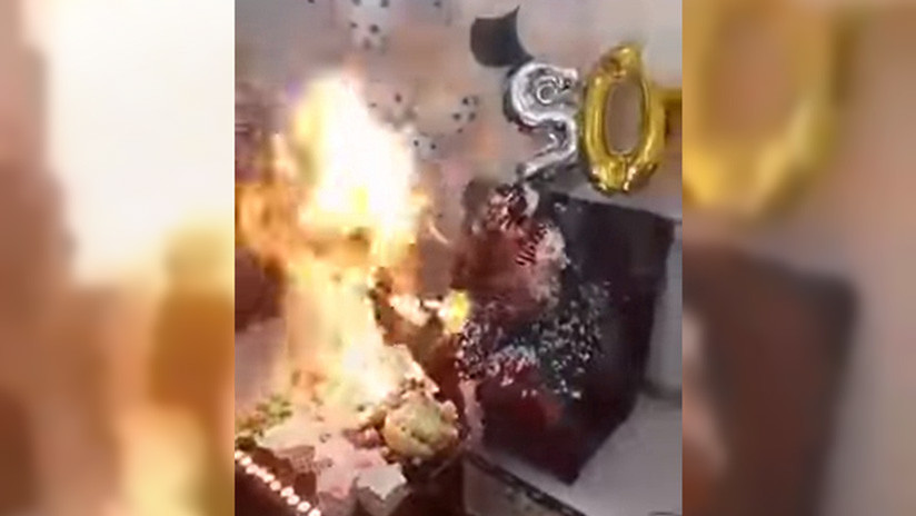 Video: Iba a soplar las velas pero terminó envuelta en llamas | El Imparcial de Oaxaca