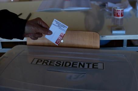 Chilenos acuden a elecciones en reñida contienda | El Imparcial de Oaxaca