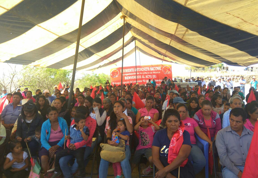 Reciben mixtecos de Oaxaca apoyos de “El campo en nuestras manos”