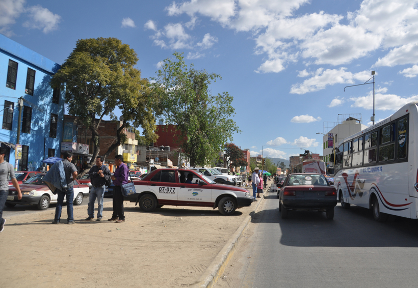 Automovilistas de Oaxaca brincan el cordón cuneta  para atravesar periférico | El Imparcial de Oaxaca