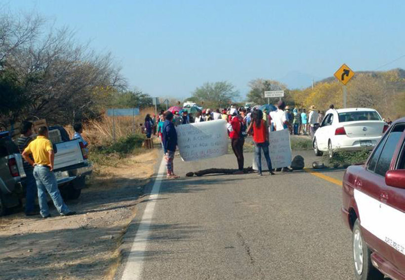 Bloquean carretera en Magdalena Tequisistlán, Oaxaca | El Imparcial de Oaxaca