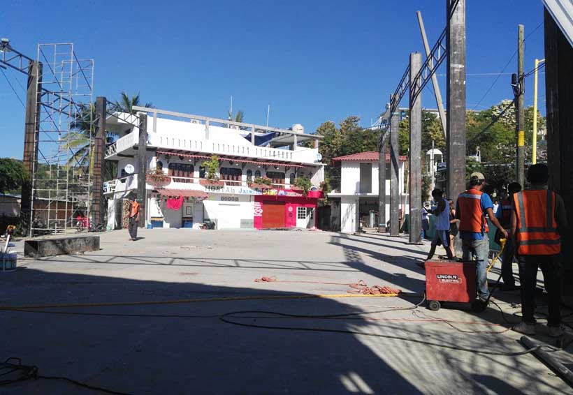Construyen techado en Puerto Ángel, Oaxaca