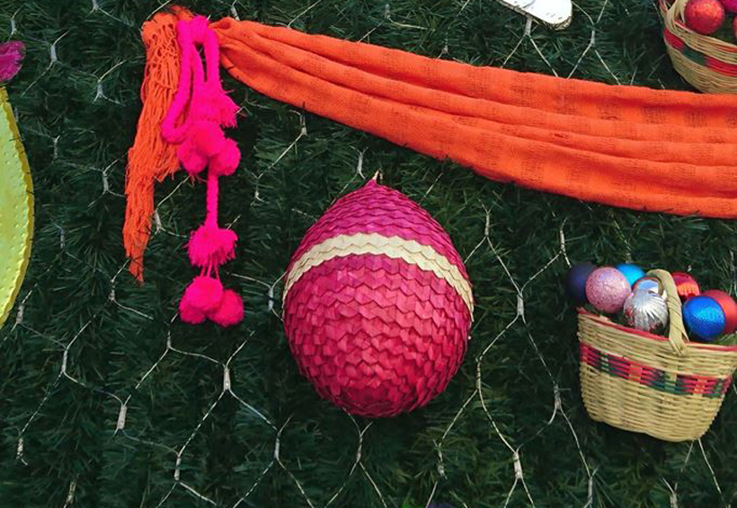 Deleitan a turistas con esferas de palma de la Mixteca de Oaxaca