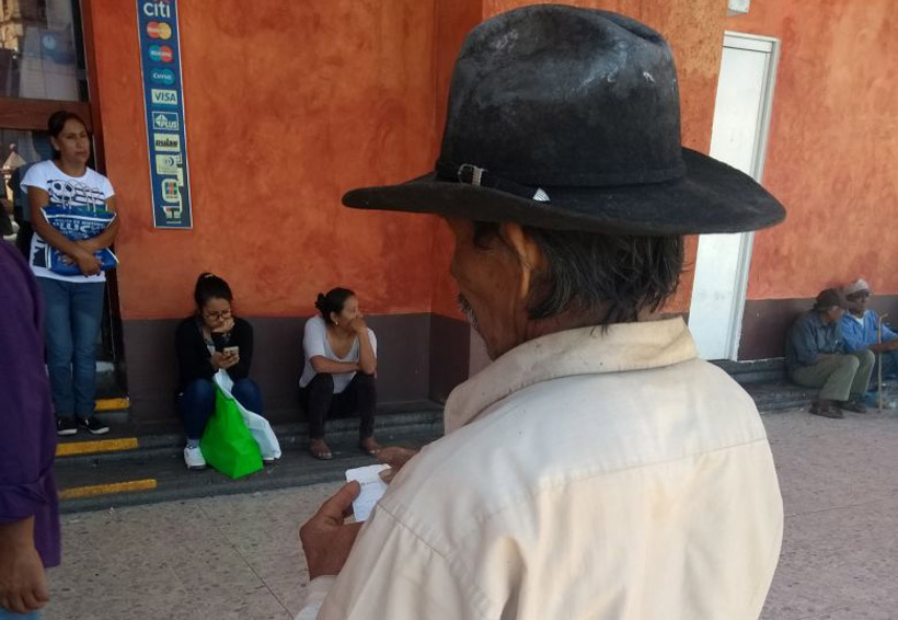 Denuncian adultos mayores de Huajuapan de León, la falta  de pago del programa 65 y más | El Imparcial de Oaxaca