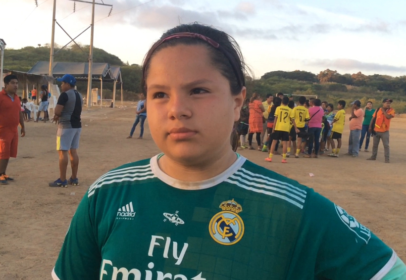 Dora, única mujer de la selección  varonil de futbol de Pinotepa Nacional, Oaxaca