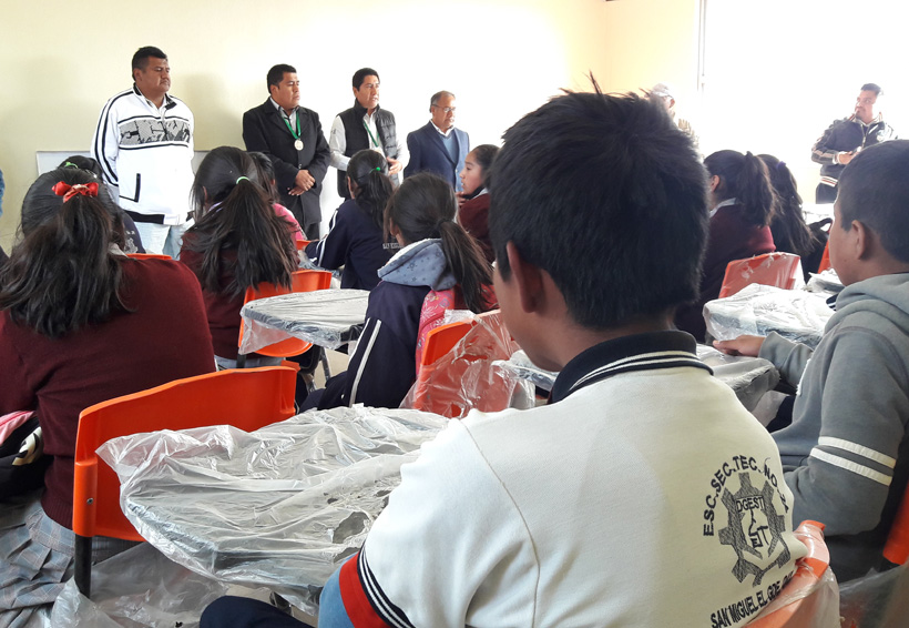 Entregan apoyos  educativos para  escuelas de Tlaxiaco, Oaxaca